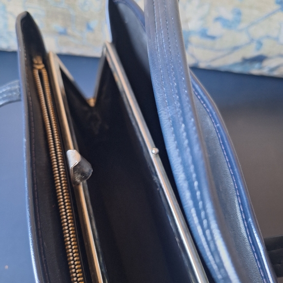 Stylish Navy, Red, and White Vintage Handbag - Picture 9 of 9